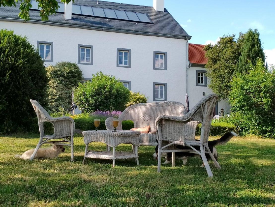 Bed and Breakfast Gutshaus De La Fontaine Feilsdorf Exterior foto